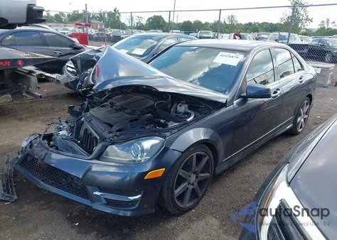 2014 Mercedes-Benz C 300 Luxury 4Matic/Sport 4Matic z USA, uszkodzony, nr VIN WDDGF8AB8ER318100